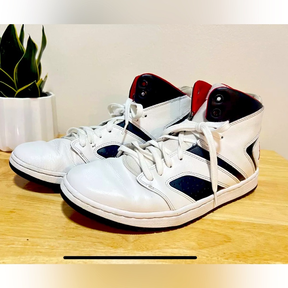 Jordan Flight Legend White Black - EUC - Size 9